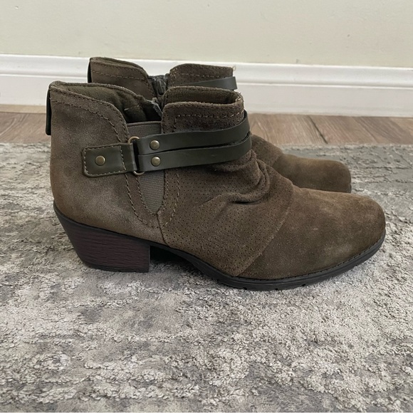 Earth Origins Olive Suede Odel Round Toe Block Heel Ankle Booties Size 9.5 - Picture 1 of 4